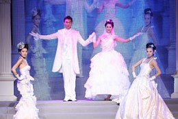 中国广州婚博会现场的国际婚纱礼服发布会