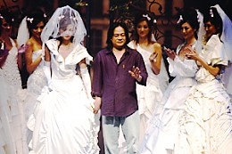 中国广州婚博会现场的国际婚纱礼服流行时尚发布五