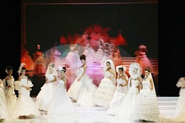 中国广州婚博会现场的国际婚纱礼服流行时尚发布会走秀