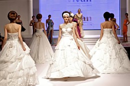 中国广州婚博会现场的国际婚纱礼服时尚发布